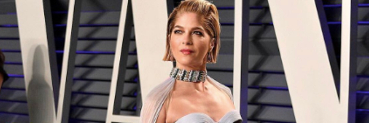 Selma Blair standing on the red carpet @ The 2019 Vanity Fair Oscar Party. 